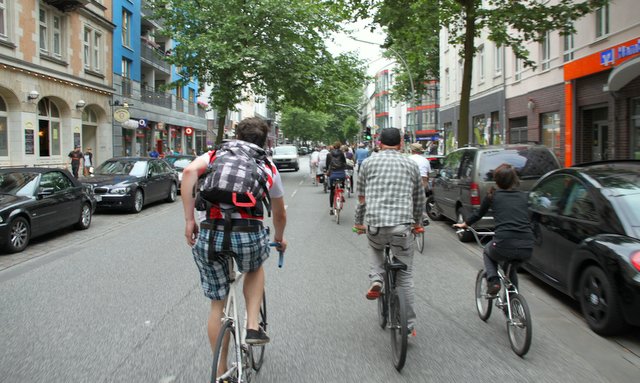 Radeln auf der Straße ist sicher, fühlt sich aber subjektiv oft anders anFahrradfahren in Hamburg Foto: ADFC Hamburg