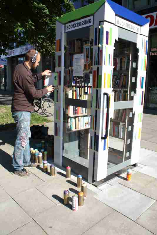 Johannes Lucht gestaltet die Tonndorfer Bücherzelle um Foto: Steffi Karsten