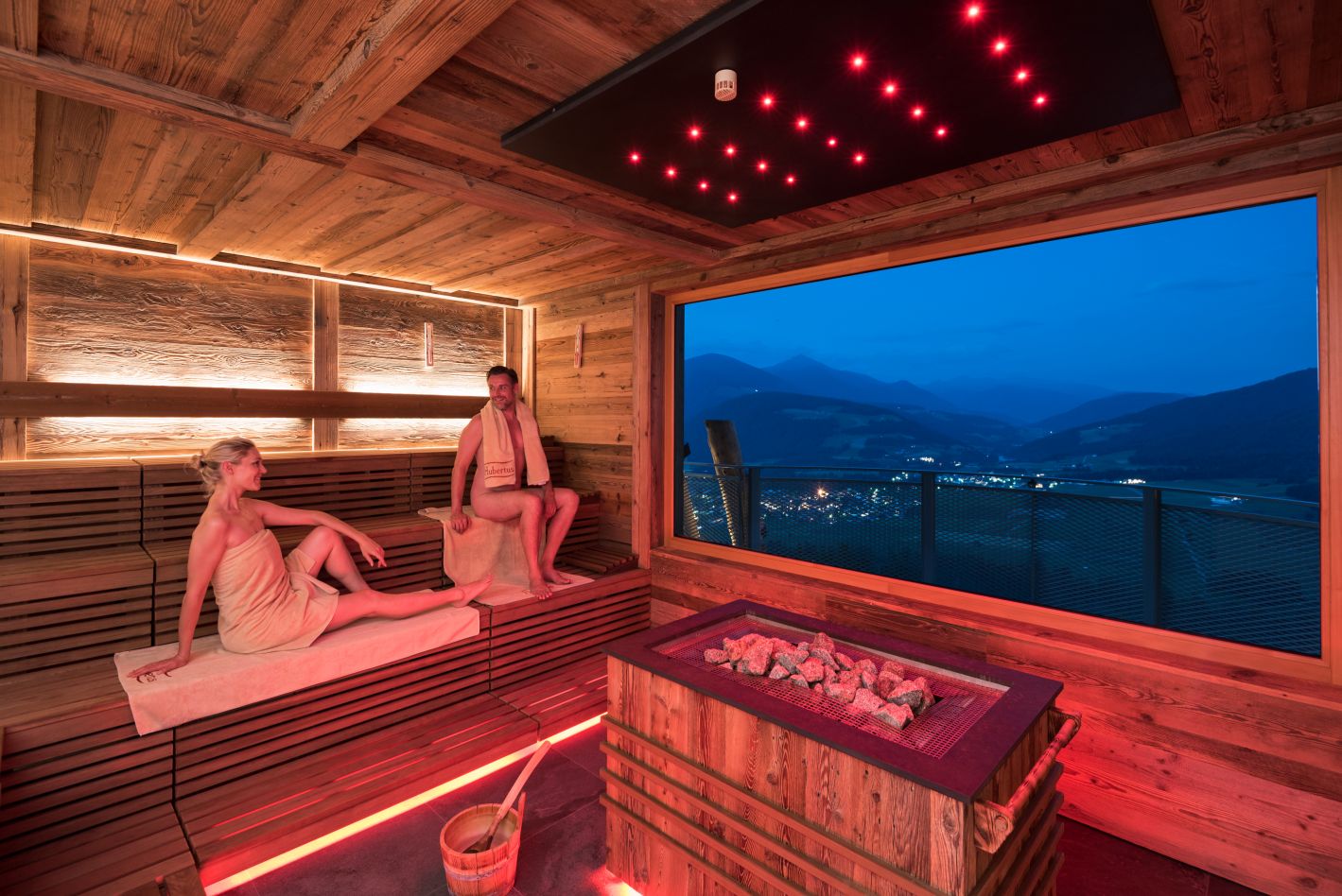 Blick auf die Blockhaus Sauna mit Alpenaussicht