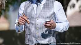 Mann in Herrenweste mit Zigarre