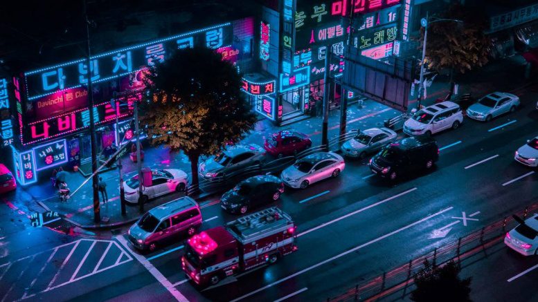 Straßenszene in Japan in der Nacht