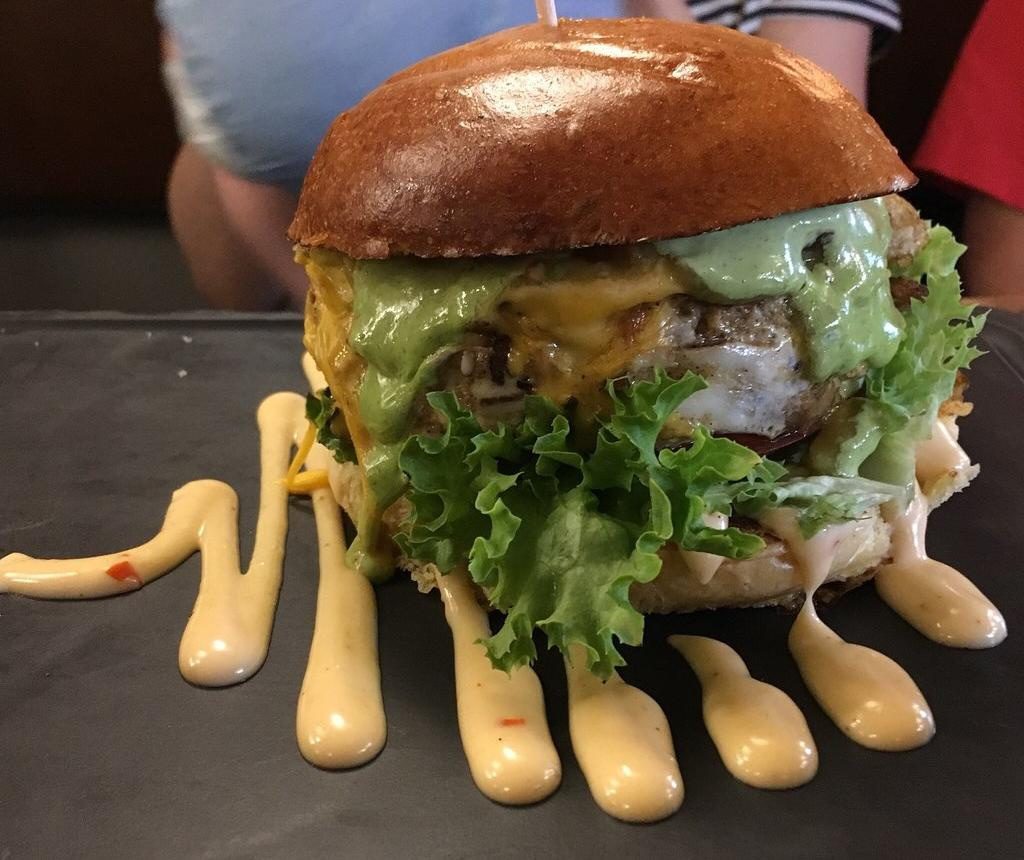 Burger auf dem Teller