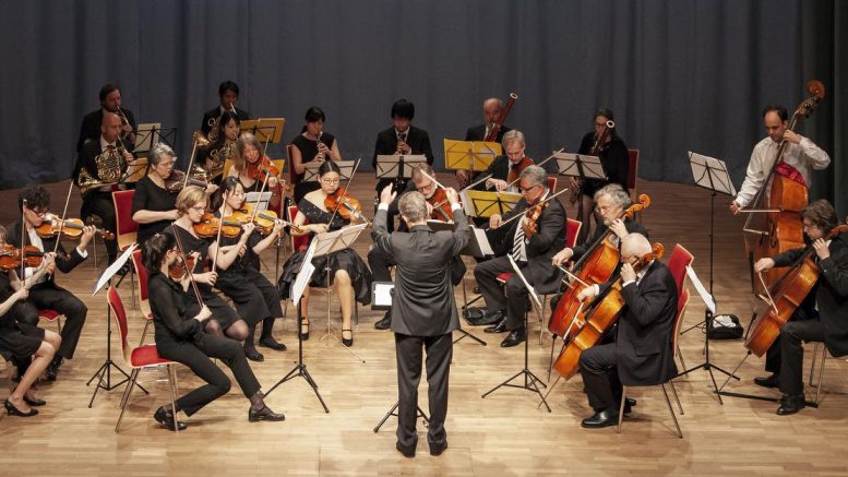 Ein Kammerorchester spielt klassische Musik