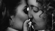 Zwei Frauen küssen sich