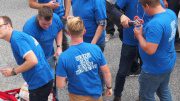 Männer in blauen T-Shirt feieren Junggesellenabschied