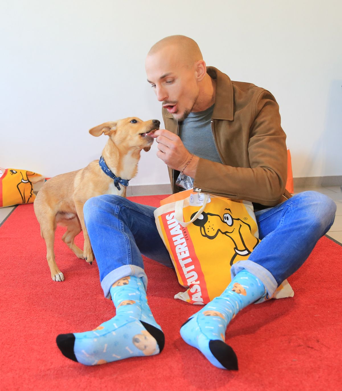 Oliver Tienken mit Peppi auf der Hamburger Hundemesse