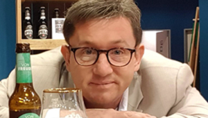 Christian Loeb mit Bierflasche und Glas