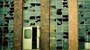 Alte Fabrik mit kaputter Fensterfront
