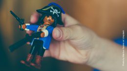Kinderhand mit Playmobilfigur Pirat