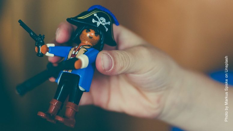Kinderhand mit Playmobilfigur Pirat