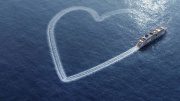 Kreuzfahrschiff fährt ein Herz
