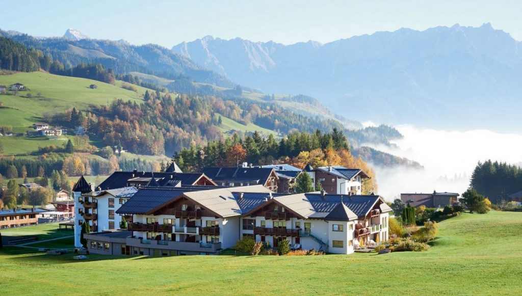 In den österreichischen Alpen, das Hotel Krallerhof mit Bergpanoram