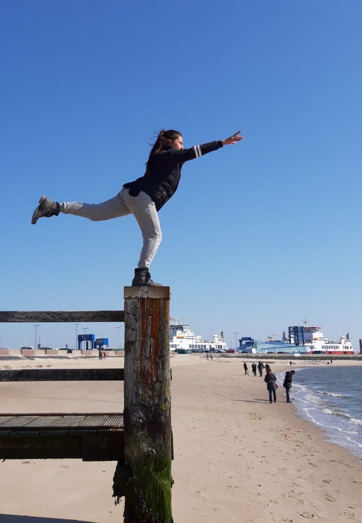 Föhr: Yogaübung auf einem Steg an der Nordsee
