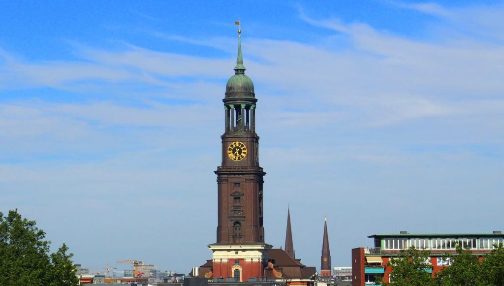 Blick auf drei Hamburger Hauptkirchen