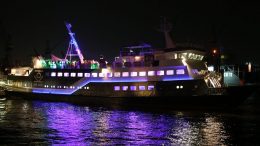 Die MS KOI nachts im Hamburger Hafen