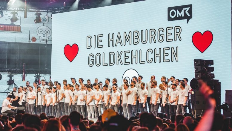 Der Hamburger Männerchor: Hamburger Goldkehlchen auf der Bühne im Konzert