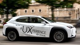 Ein weißer Lexus UXperience mit Schrift auf der Seite