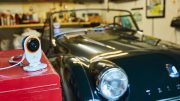 Garagengold im Blick: Ein Vintage Triumph Sportwagen in der Garage
