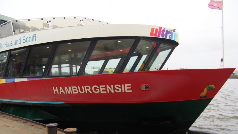 Hafenfähre Hamburgensie festgemacht an den Landungsbrücken