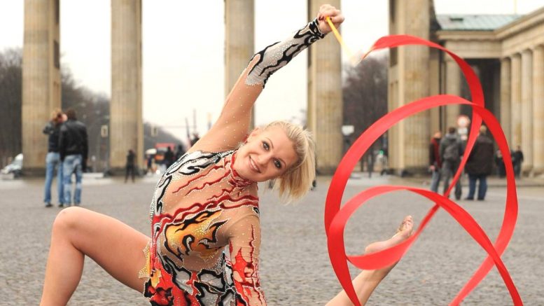 Die Sportlerin Magdalena Brzeska vorm Brandenburger Tor - Pressebild