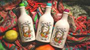 Edition Fogo do Sul von Gin Soul drei Flaschen auf indischen bunten Tüchern