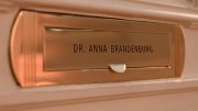 Türschild der Praxis Dr. Anna Brandenburg