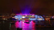 Kreuzfahrtschiff bei der Taufe im Hamburger Hafen mit 3D-Projektion