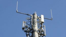 Mobilfunkmast mit LTE Antenne vor blauen Himmel