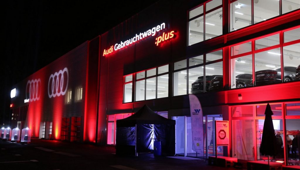 Der rot blau angeleuchtete neue Audi terminal von Auto Wichert