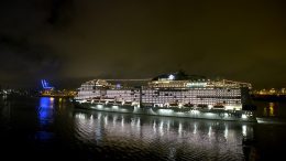 Das Kreuzfahrtschiff MSC Grandiosa auf der Elbe in Hamburg in der Nacht