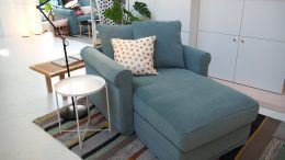 Blauer Sessel in einem Möbelhaus
