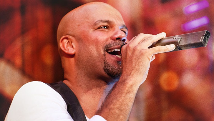Der Sänger Volkan Baydar mit Mikrofon