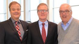 Der neue Wichert Geschäftsführer Bernd Lindemann mit den beiden Gesellschaftern von Auto Wichert