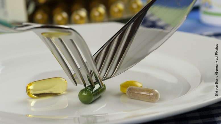 Symbolbild Medikamente auf einem Teller werden mit Messer und Gabel genomen