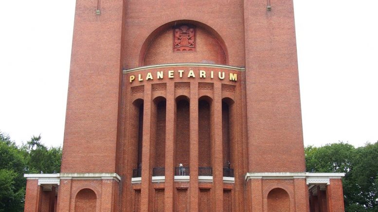 Das Planetarium aus Rotklinker gebaut