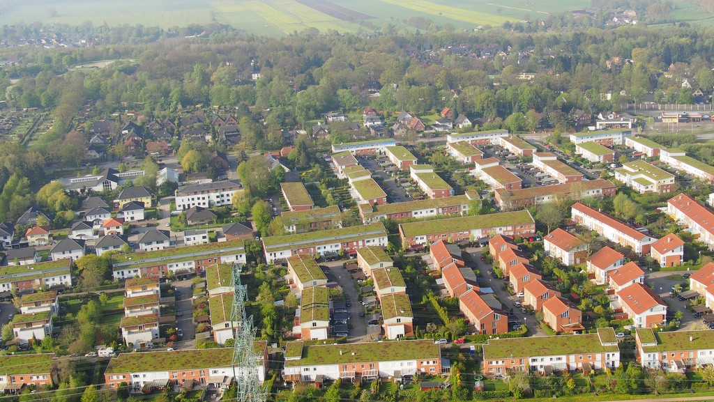 Luftaufnahme Wohnquartier Dorfanger Boberg mit begrünten Dächern