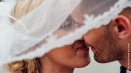 Brautpaar küsst sich, Nahaufnahme
