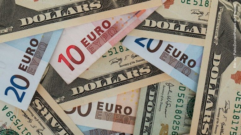 Dollar und Euroscheine