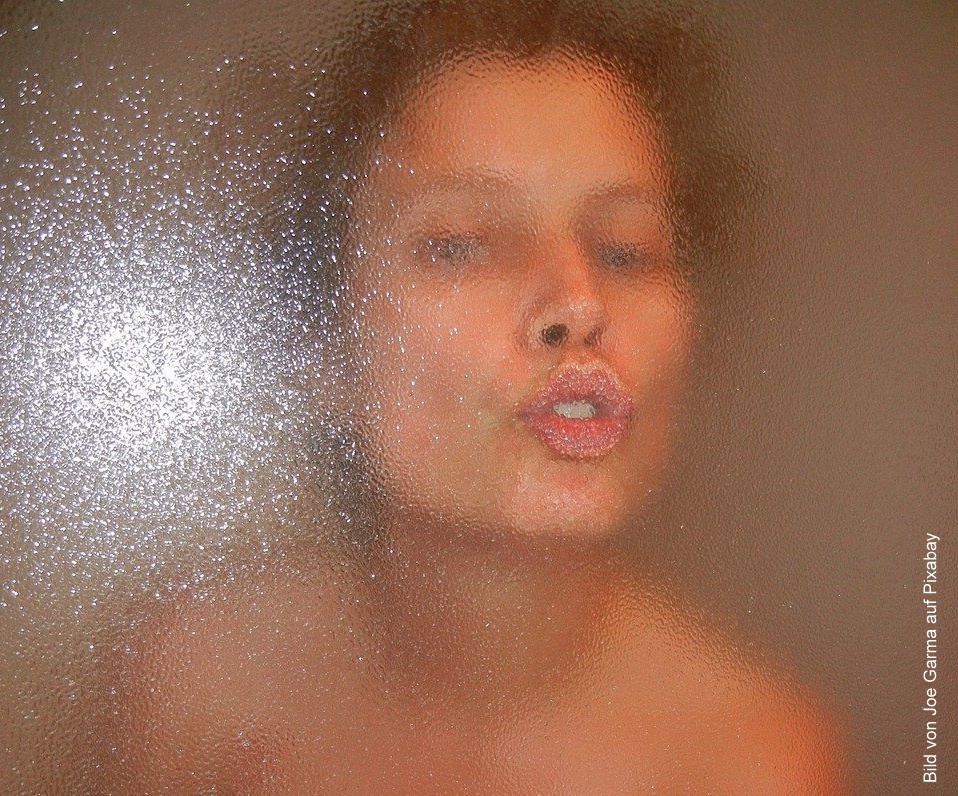 Frau hinter Duschglas küsst
