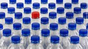 Plastikflaschen mit blauen Verschluß und ein roter Verschluß