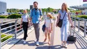 Familie, Mutter, Vater, 2 Kinder im Koffern gehen zum Hamburger Flughafen