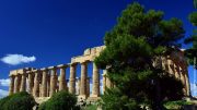 Antike Tempelruine vor blauen Himmel in Griechenland