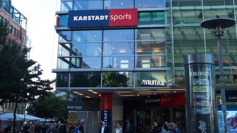Eingang von Karstadt Sports im Sommer in Hamburg