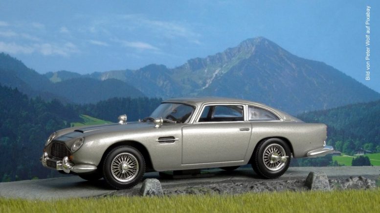 Aston Martin DB5 Modell in den Alpen