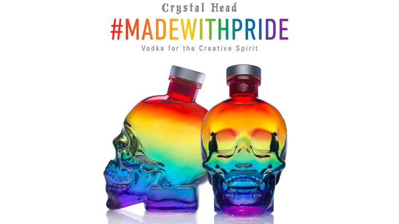 Crystal head Vodka Pride Edition, zwei farbige Flaschen im Totenkopfform