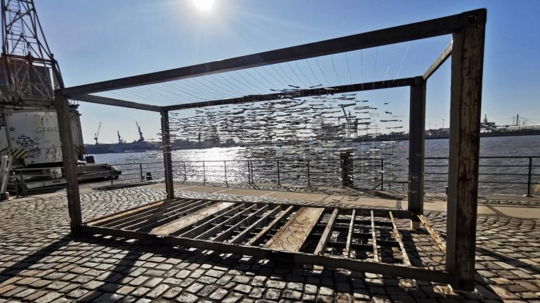 Eine Kunstinstallation - swarm - am Hamburger Hafen direkt an der Elbe bei gutem Herbstwetter