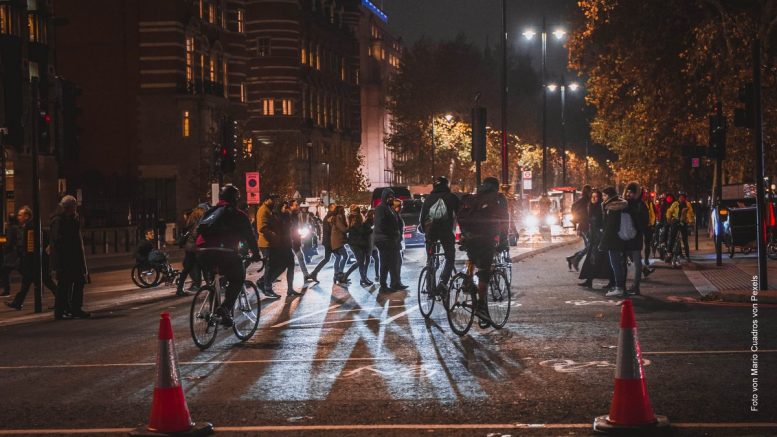 Fahrerradfahrer in der Nacht in der Stadt