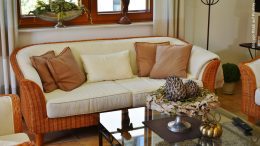 Sofa im Landhausstil aus Rattan