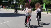 Zwei Frauen in Hamburg fahren Rad