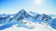 Der Stubai Gletscher im Winter bei blauen Himmel und Sonnenschein